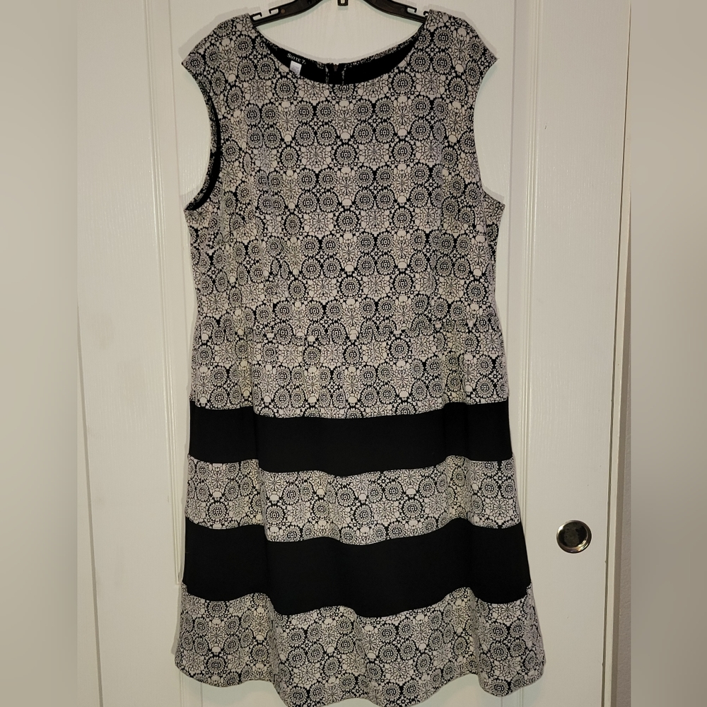 Suite 7 Size 22W Black and White Dress